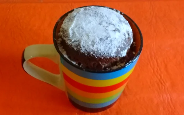 Imagen donde se puede ver un bizcochuelo hecho en una taza, un mug cake