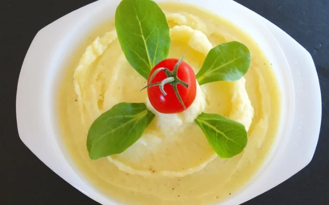 Imagen de un recipiente que tiene puré de papas con verduras para decorarlo